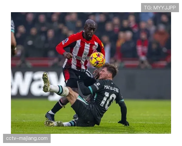 特写瞬间：布伦特福德门将弗莱肯扑出点球后，激情怒吼鼓舞队友